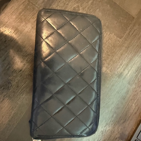 CHANEL Black Quilted Wallet with Silver Logo - Picture 2 of 6